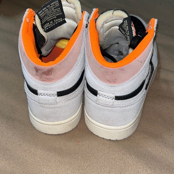 Jordan Women’s Retro High OG Black and Orange Sneakers EXCELLENT - Picture 5 of 7